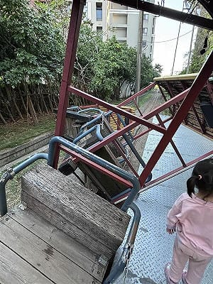 新竹小火車翻覆畫面曝光！竟是孩童放石頭「搞軌」釀意外