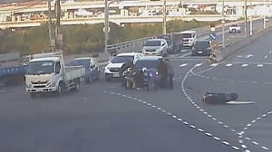 騎士疑闖紅燈碰撞卡車底　熱心路人合力抬車搶救