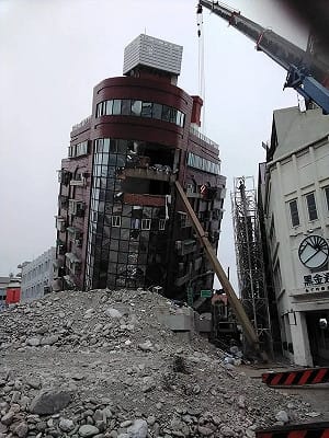 花蓮0403強震天王星大樓倒塌釀1死！建商過失致死起訴  建築師遭通緝