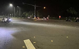 苗栗男子抱遺照深夜路口撒冥紙！動機很暖但嚇壞用路人 開罰3000元