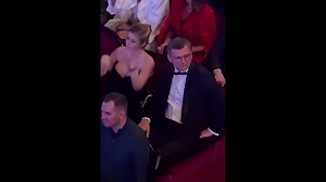 (影) 昔稱「拿著鐵鍬戰到底」! 烏前外長不入伍 還跟爆乳女友到音樂會狂歡