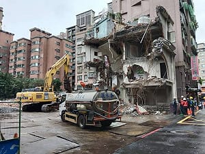 板橋工地拆房第3度出包！碎石砸緊鄰大樓 工務局勒令停工