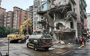 板橋工地拆房第3度出包！碎石砸緊鄰大樓 工務局勒令停工