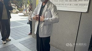 男大生遭酒駕撞死 父穿子衣出庭籲判決回應社會期待