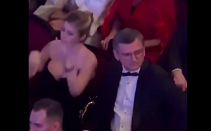 (影) 昔稱「拿著鐵鍬戰到底」! 烏前外長不入伍 還跟爆乳女友到音樂會狂歡