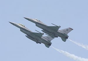 F-16飛官短暫G力昏迷安降　飛行員解析救援機制