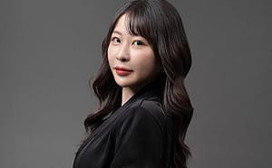 仙塔律師改口認罪自打臉！8月拍片訴委屈 網友出征「坐等白T素顏道歉」