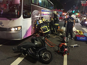 客運.機車擦撞 騎士夾困公車底命大僅擦傷