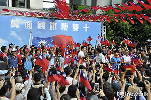 國慶升旗  周錫瑋高調現身搶走侯友宜風采