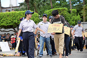 獨派團體燒人偶 超渡中華民國