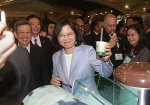 國慶酒會  外賓讚台灣小吃  蔡總統愛珍奶
