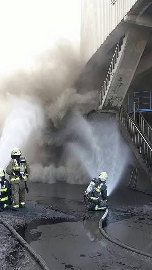 水泥粉塵竄煙幕 場面驚險宛如火警