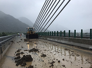 才通車13天就出狀況  大南澳陸橋布滿土石
