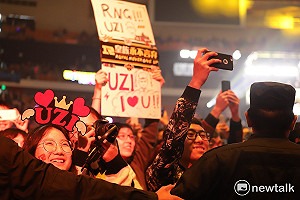 英雄聯盟世界賽》皇族奪勝全場沸騰！保安架人牆擋粉絲（圖輯）