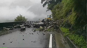 南橫178K遭落石阻斷 預計10點搶通