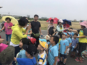 與賴揆共同接軌國際  陳亭妃力推二官語