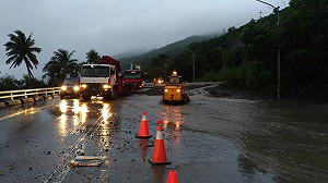 卡努共伴效應雨不停 南迴台9線三和段土石流