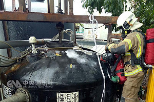 兩外勞陳屍廢水槽 現場飄怪味警消警戒