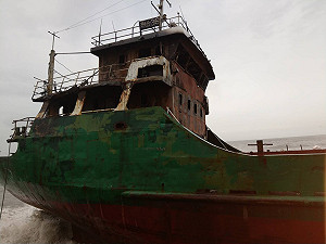擱淺雜貨輪突生火警 消防單位冒雨搶救