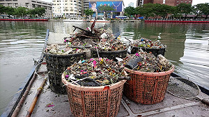 豪雨挾帶三倍垃圾 清潔隊愛河打撈累翻