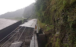 台七線牛鬥橋段路基流失  下午單線搶通