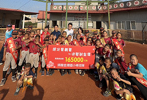 厝邊阿中暖心挺金潭少棒隊    義賣募得16.5萬元與聖誕小點心
