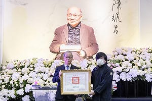 醫師作家陳耀昌告別式 文化部長李遠代表頒贈總統褒揚令