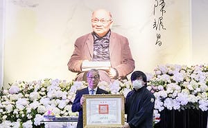 醫師作家陳耀昌告別式 文化部長李遠代表頒贈總統褒揚令
