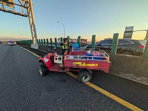 宜蘭87歲老伯開農用機具逆向上國道！釀連環撞事故  恐吞4萬2罰單