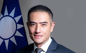 網暈新任駐馬紹爾大使「帥到以為是AI照」！最新現況照片曝光