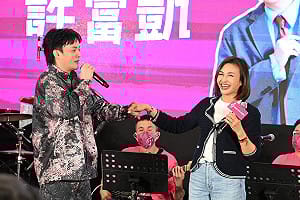 （影）攜手許富凱合唱《甲你攬牢牢》　邱議瑩為癌友送暖