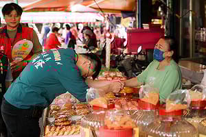 赴小港二苓市場掃街互動   賴瑞隆：謙卑誠懇、傾聽民意  