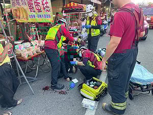 驚悚！屏東男突遭寵物蟒蛇「鎖喉纏脖」 跌倒濺血送醫