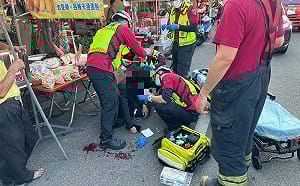 驚悚！屏東男突遭寵物蟒蛇「鎖喉纏脖」 跌倒濺血送醫