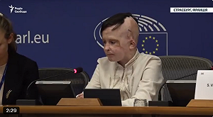 烏克蘭男孩赴歐洲議會親述在醫院遭俄轟炸「與母訣別」口譯員痛哭