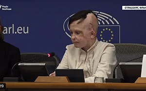 烏克蘭男孩赴歐洲議會親述在醫院遭俄轟炸「與母訣別」口譯員痛哭