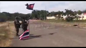 (影) 13條戰線激烈開戰 ! 柬軍特拉昆村反擊 降下泰旗換國旗掌控村落