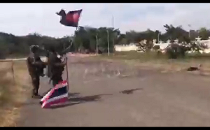 (影) 13條戰線激烈開戰 ! 柬軍特拉昆村反擊 降下泰旗換國旗掌控村落