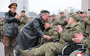 金正恩蹲下擁抱斷腿士兵　親迎赴俄工兵返國