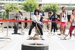 啦啦隊女神「壯壯」也成鋼鐵人   體能大賽拉輪胎扛沙袋