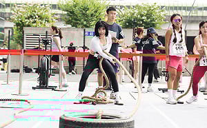 啦啦隊女神「壯壯」也成鋼鐵人   體能大賽拉輪胎扛沙袋