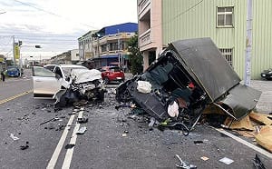 雲林斗南3車猛烈相撞！小貨車斷頭變形1男1女送醫搶救不治