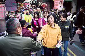 不管藍白怎麼合！蘇巧慧首場「母雞帶小雞」掃街  氣氛熱絡展氣勢