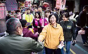 不管藍白怎麼合！蘇巧慧首場「母雞帶小雞」掃街  氣氛熱絡展氣勢