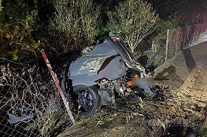 台中休旅車自撞路樹摔落邊坡　2人受傷警追查肇因