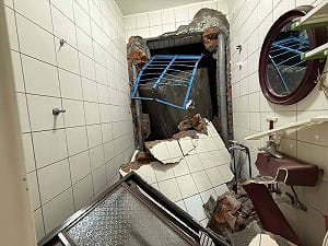 新店搶災施工傳意外！擋土牆灌漿出包 混凝土撞破民宅