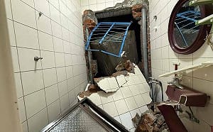 新店搶災施工傳意外！擋土牆灌漿出包 混凝土撞破民宅