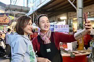 掃市場遇鄉親感性喊話  邱議瑩掛保證：會延續高雄的好