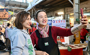 掃市場遇鄉親感性喊話  邱議瑩掛保證：會延續高雄的好