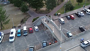 澳洲邦迪海灘槍擊案16死40傷！槍手被證實為父子檔　警方與槍手對峙空拍曝